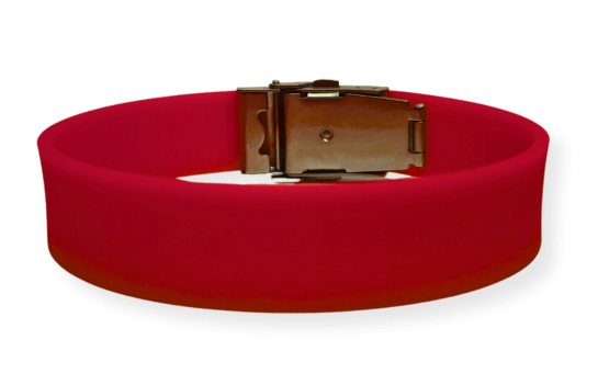 Elegante cinturón con broche color
